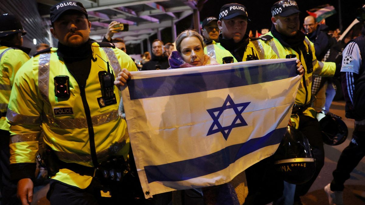 Policie před zápasem Evropské ligy mezi Aston Villou a Maccabi zatkla 11 lidí